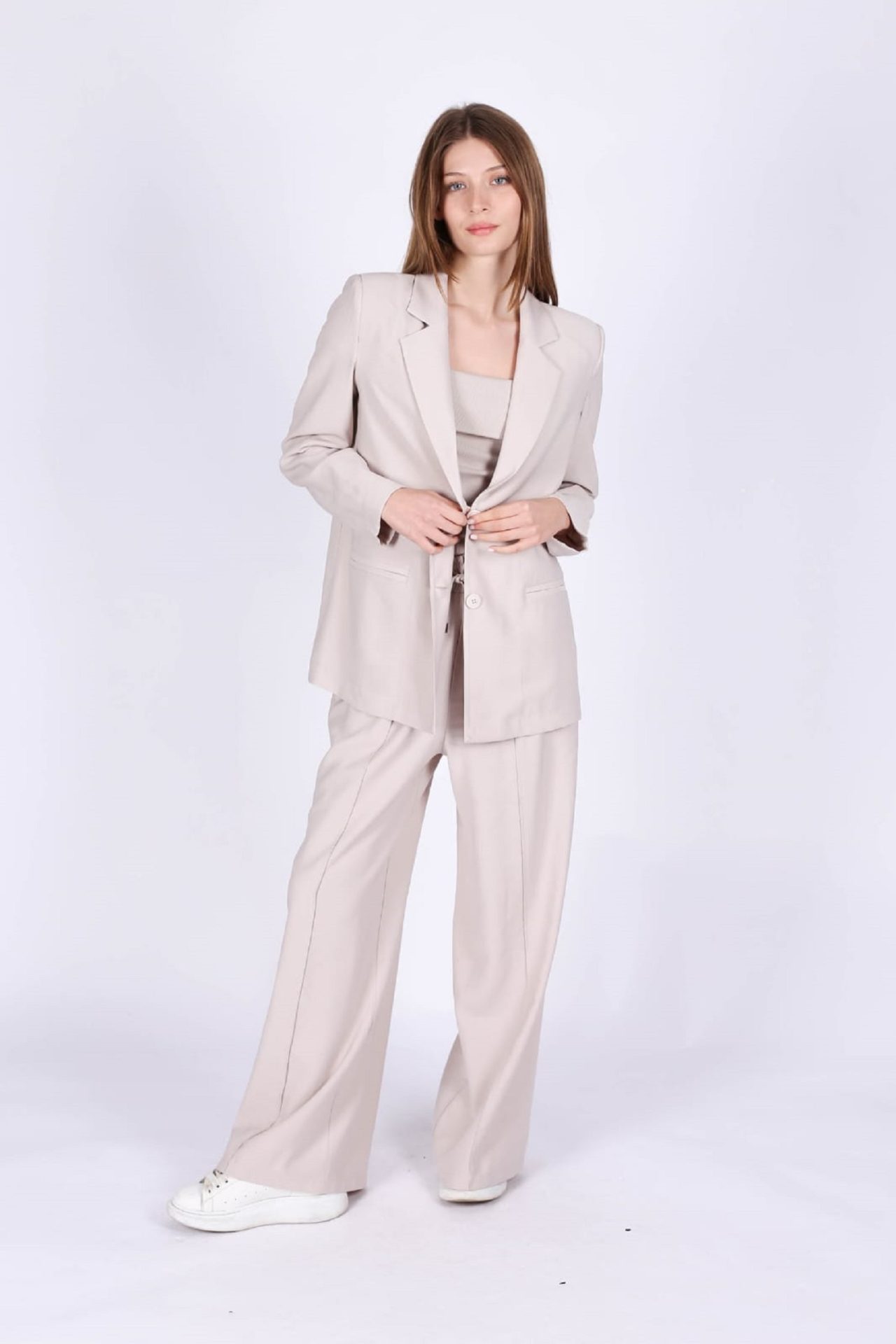 Compleu damă sacou și pantaloni bej – elegant, versatil, ideal pentru birou sau evenimente