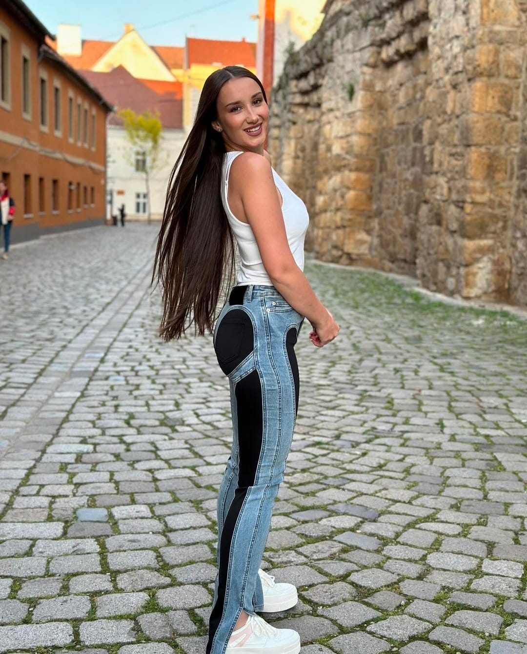 Blugi fashion cu inserții negre – croială modernă și efect modelator