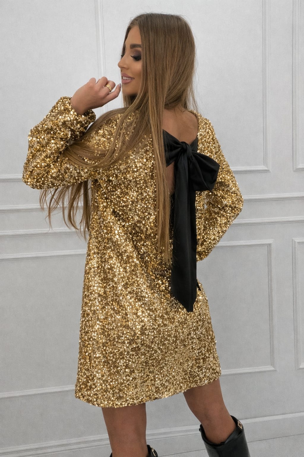 Rochie scurtă din paiete cu fundă la spate – Glamour și rafinament Diva Exclusive