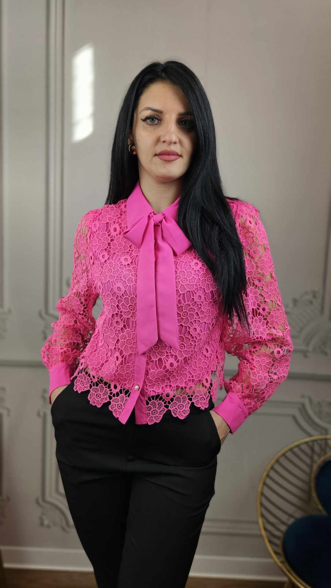 Cămașă Fuchsia din Dantelă cu Fundă – Feminitate și Rafinament