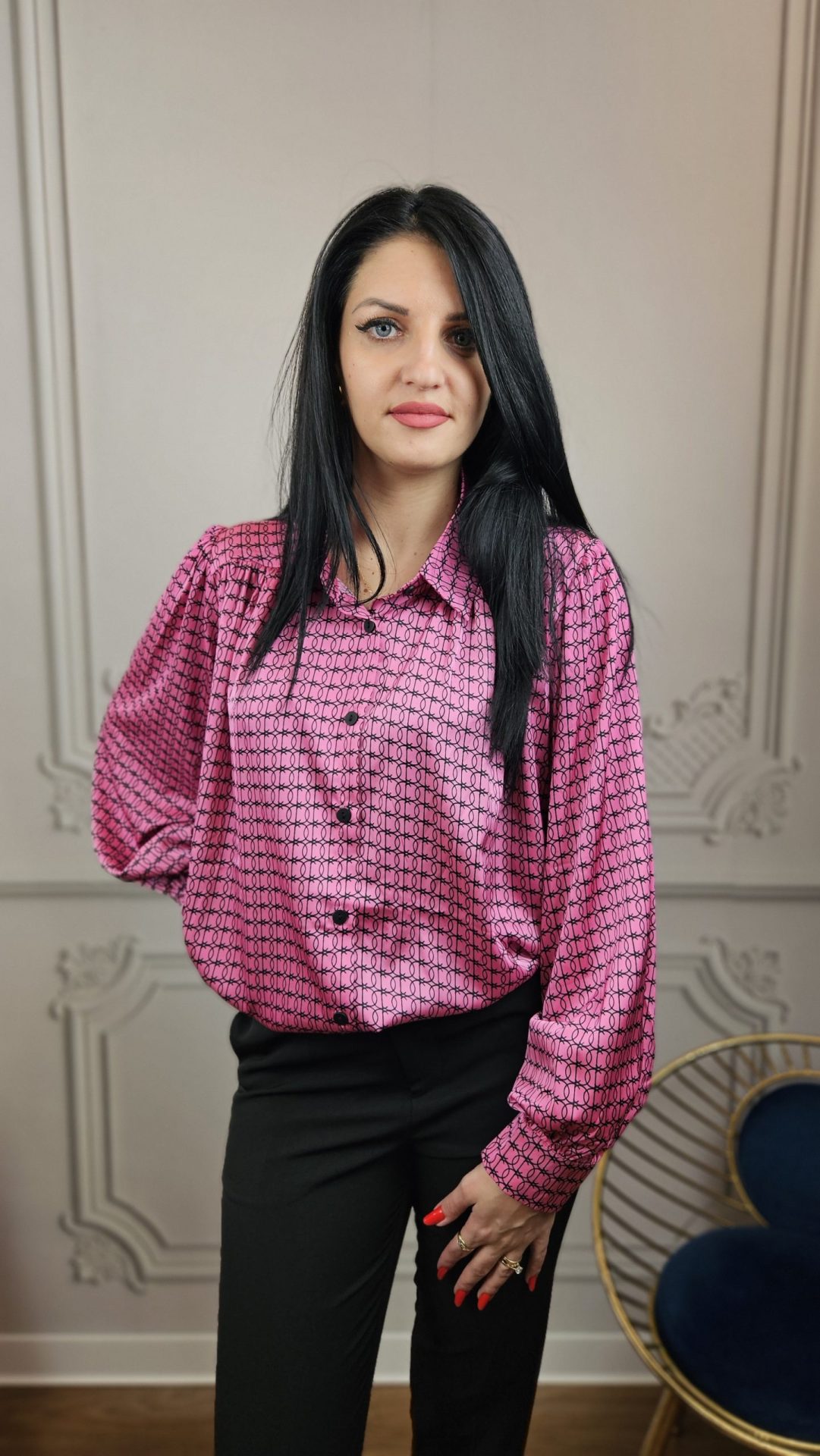 Cămașă roz cu print geometric – Stil Relaxat și Modern