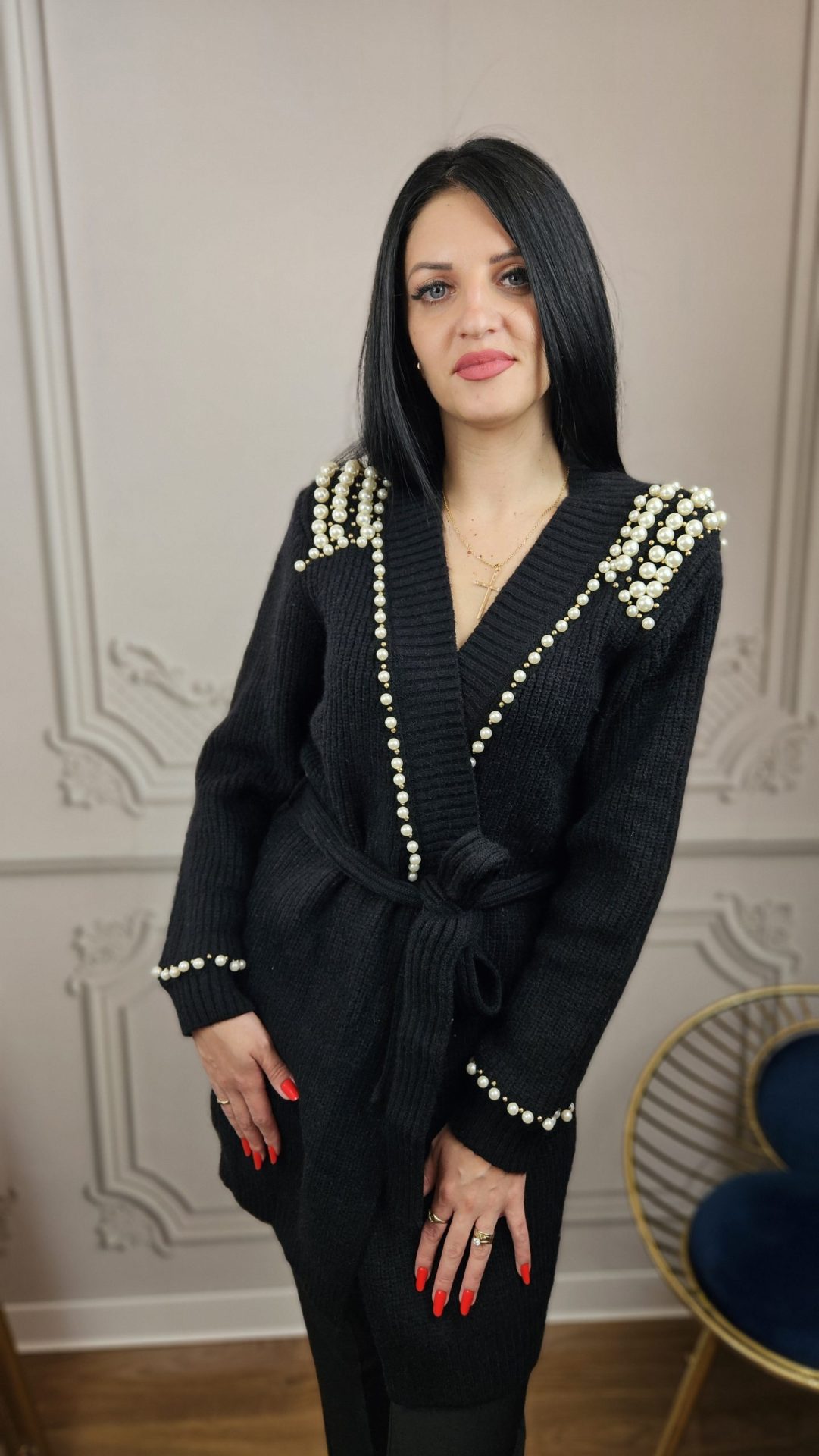 Cardigan Negru din Tricot cu Perle – Rafinament și Stil Elegant