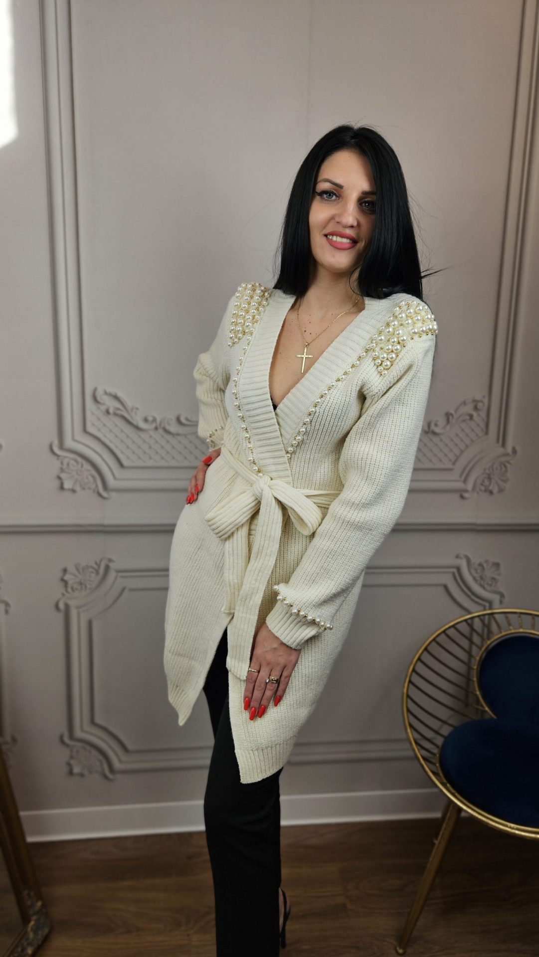 Cardigan Crem din Tricot cu Perle – Rafinament și Stil Elegant
