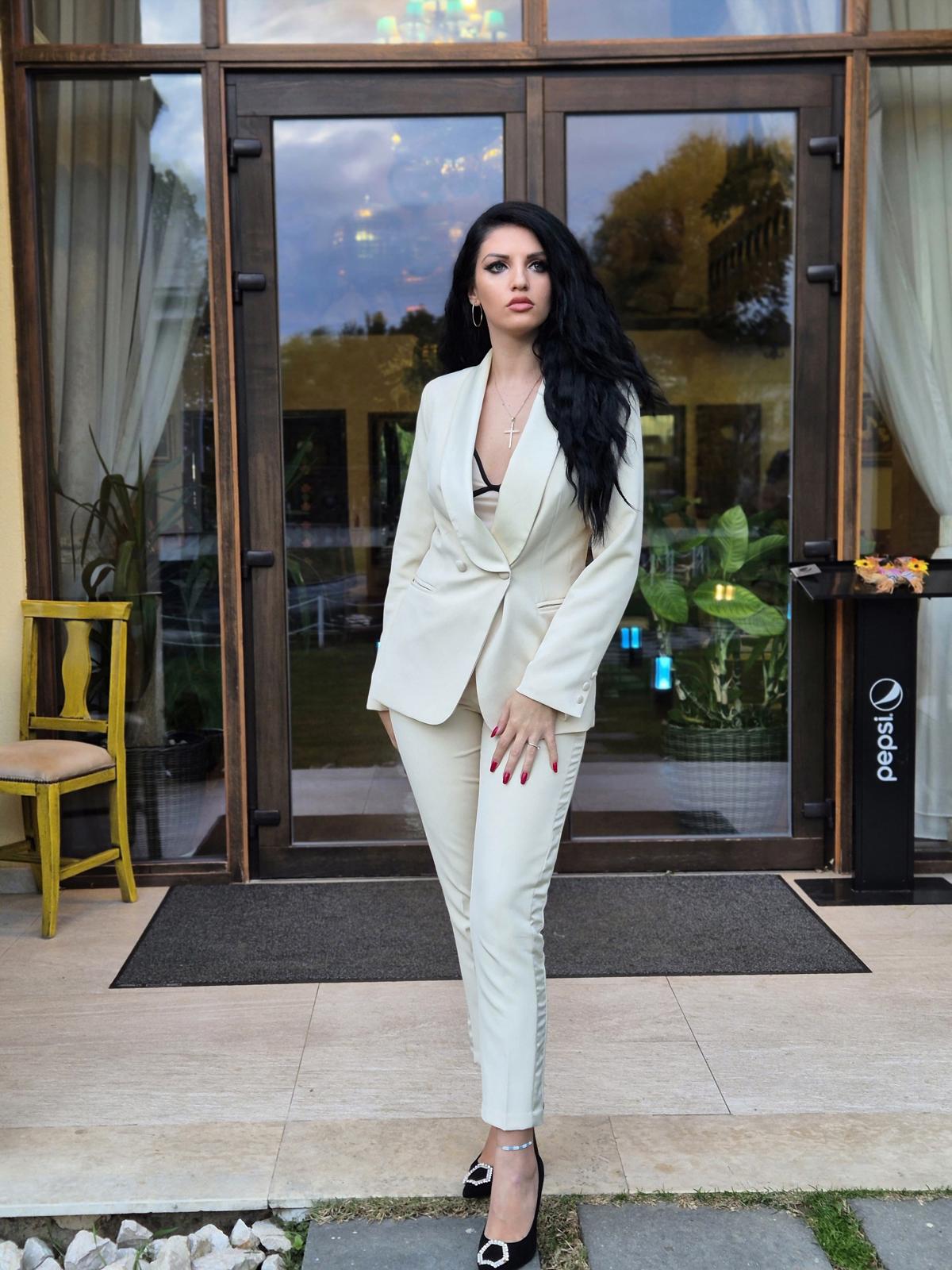 Compleu Elegant Ivory – Stil și Rafinament