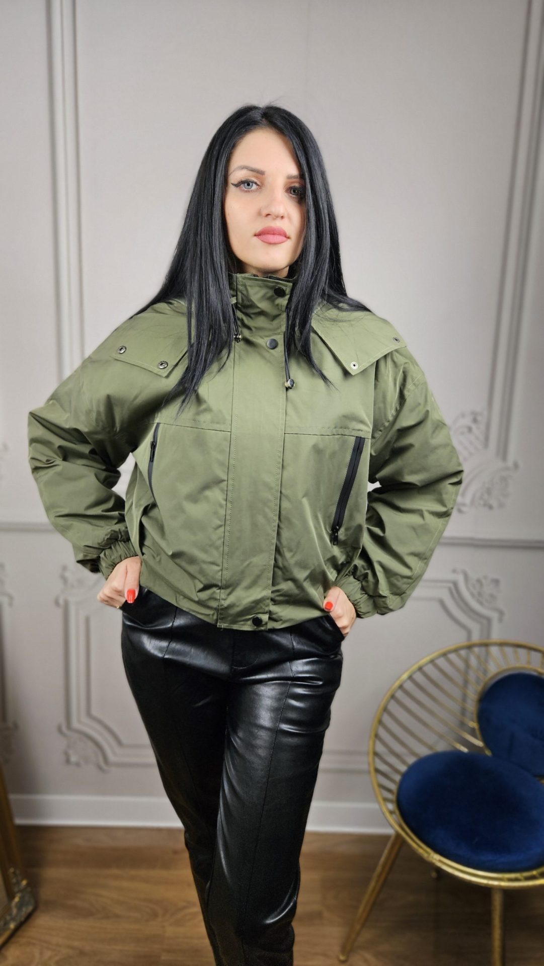Geacă scurtă cu glugă ascunsă – Casual & Confortabilă