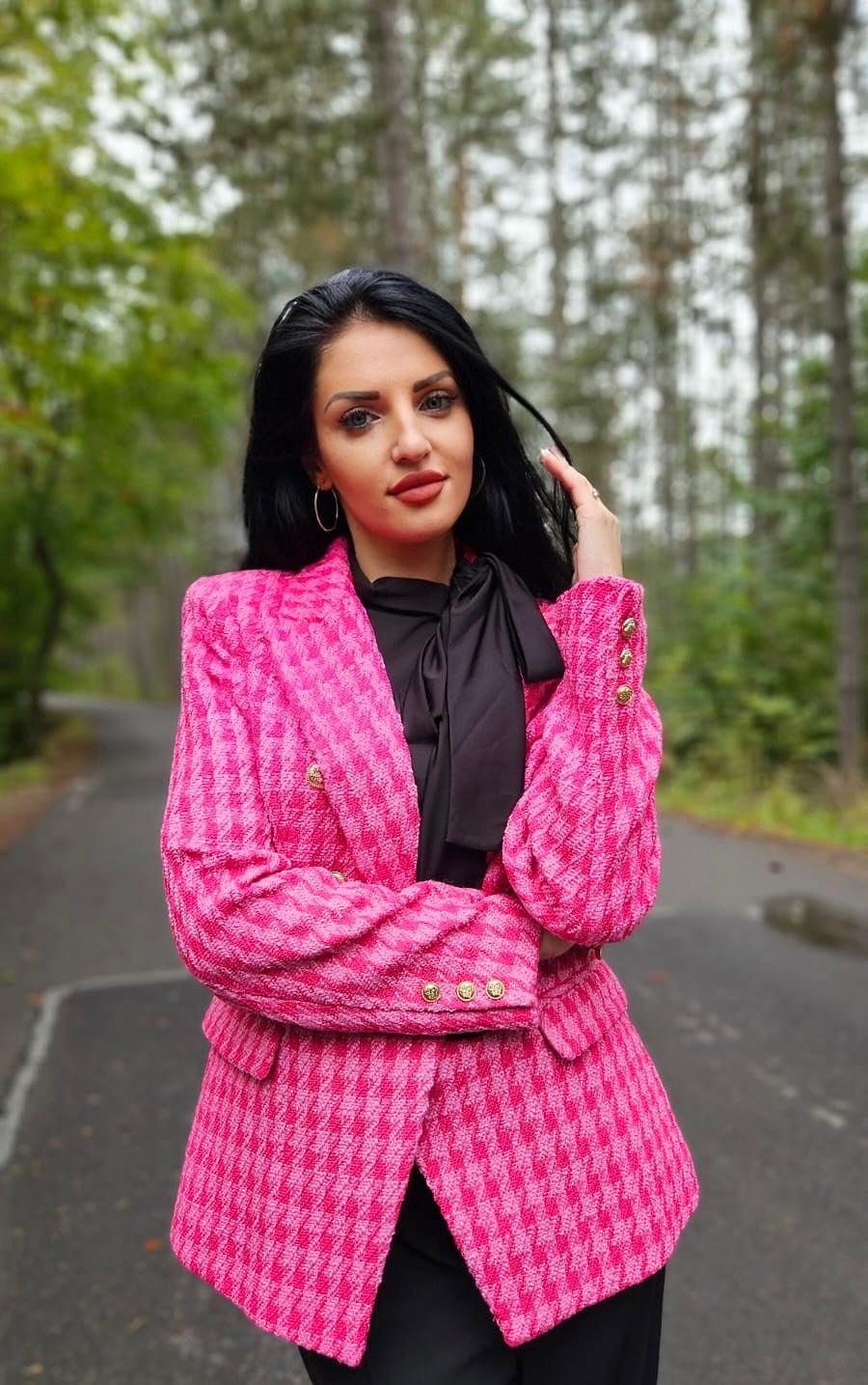 Sacou tweed roz cu nasturi aurii – Feminitate și Stil Parisian