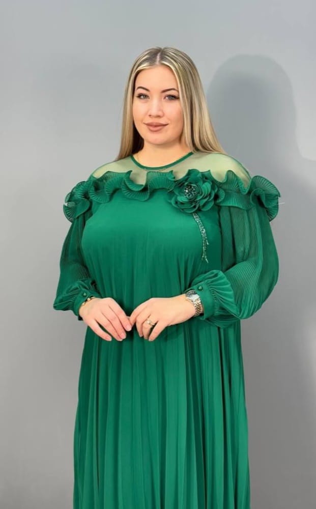 Rochie Emerald Grace Scurtă cu Plisaj și Aplicație Florală