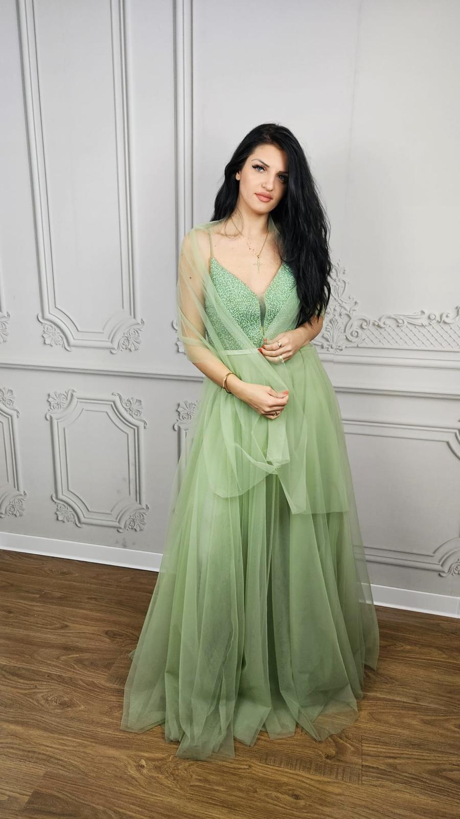 Rochie lungă verde mentă “Green Muse” – Eleganță diafană în nuanțe pastel