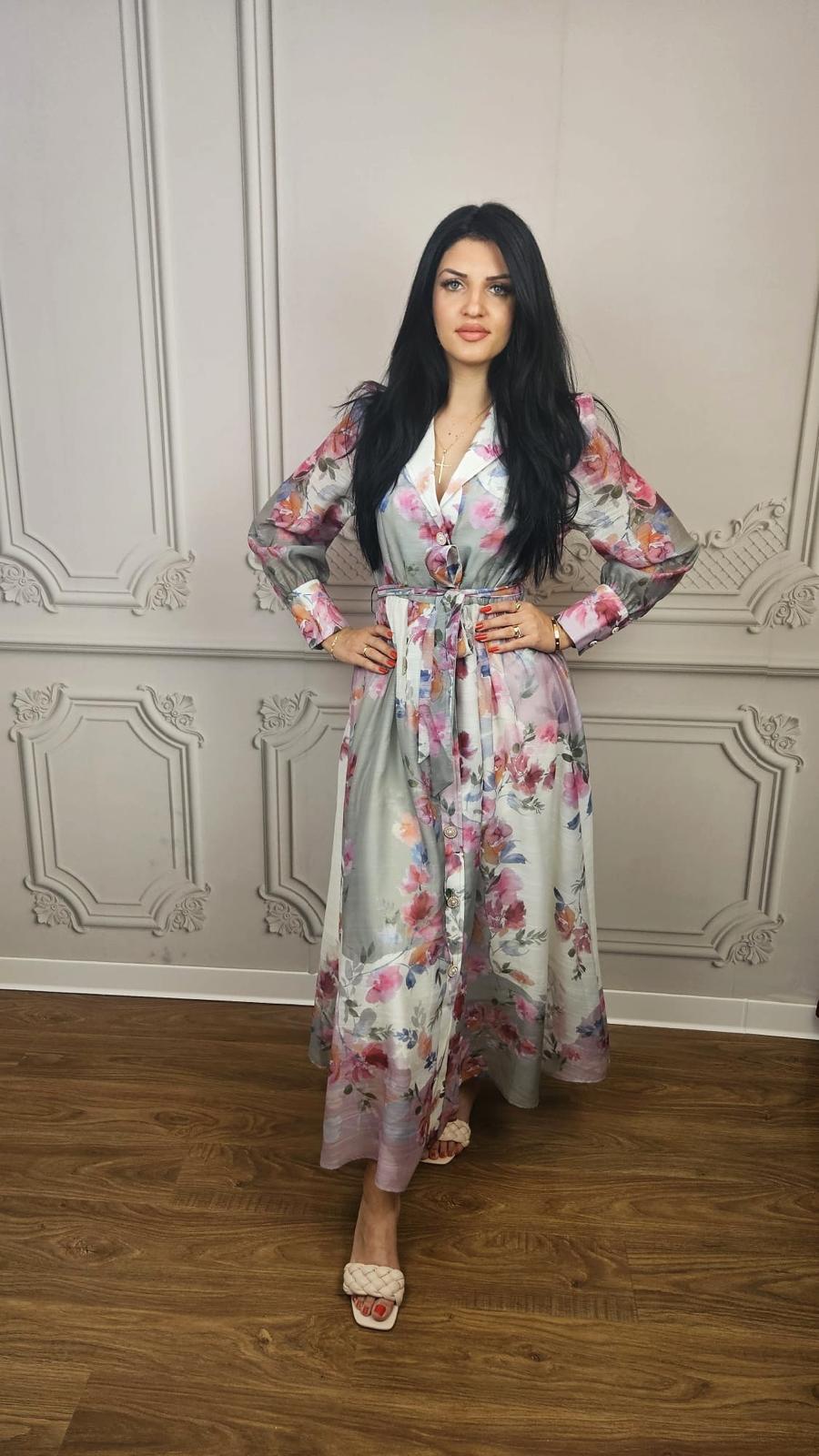 Rochie lungă imprimeu și nasturi decorativi- alegerea ideală pentru vară