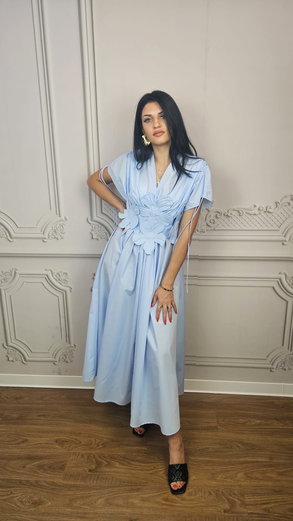 Rochie vaporoasă bleu cu aplicații florale – eleganță rafinată pentru evenimente speciale