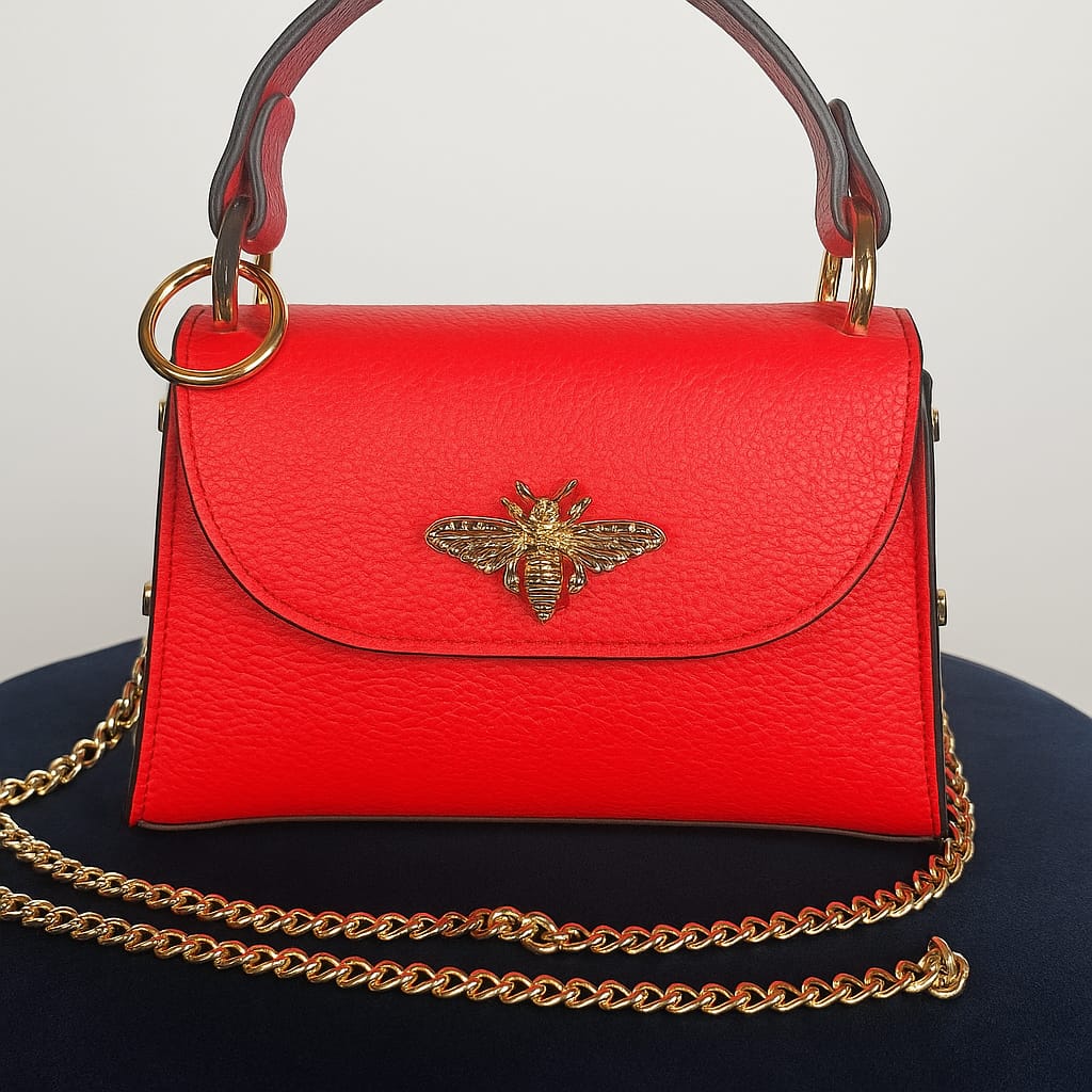Geantă mini piele roșie – Accesoriu elegant cu lanț auriu și detaliu albină
