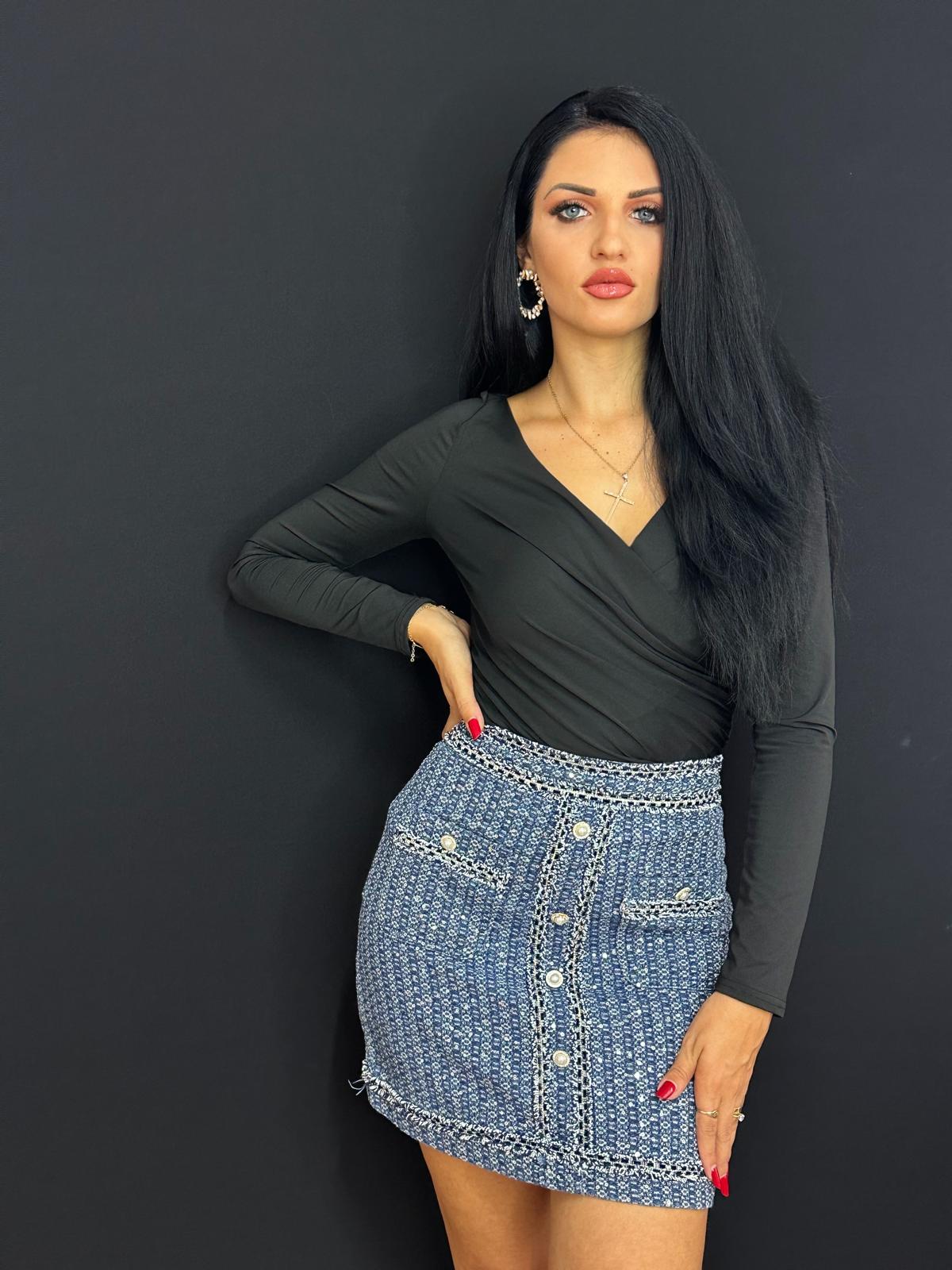Fustă scurtă albastră tip tweed, cu nasturi decorativi și buzunare – DivaExclusive.ro