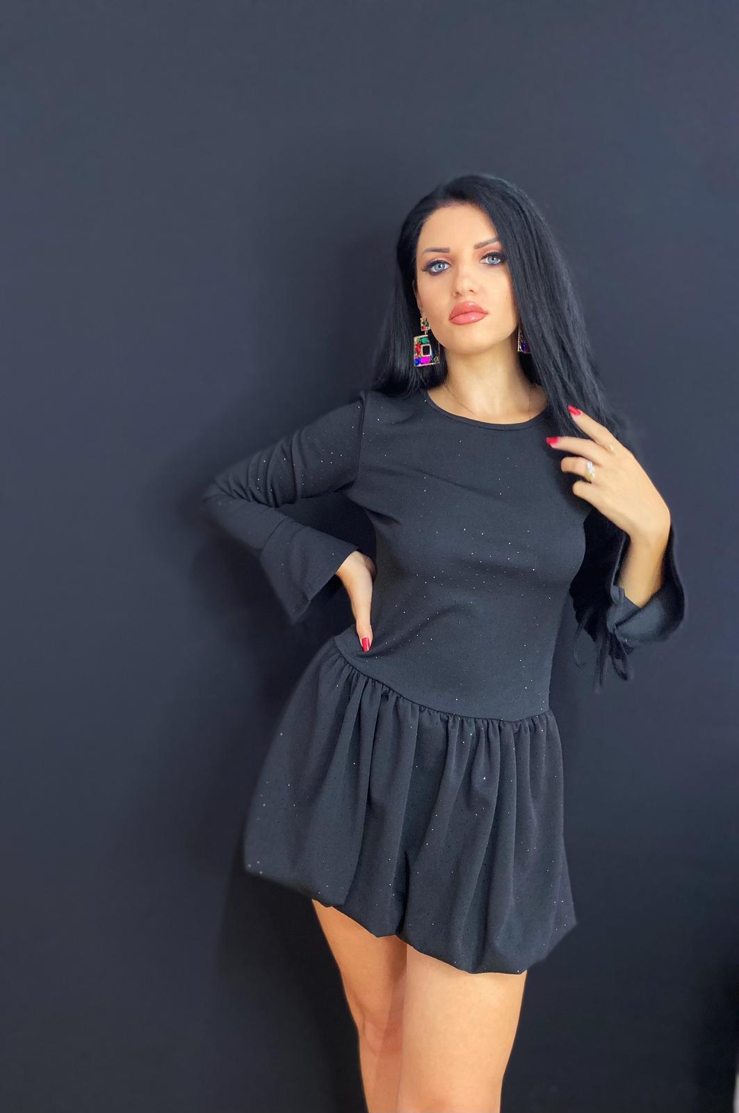 Rochie scurtă neagră cu pietricele strălucitoare și mâneci clopot
