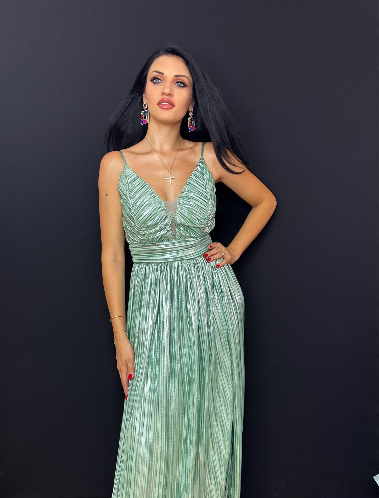 Rochie lungă verde pliată cu bretele subțiri – eleganță rafinată pentru ocazii speciale
