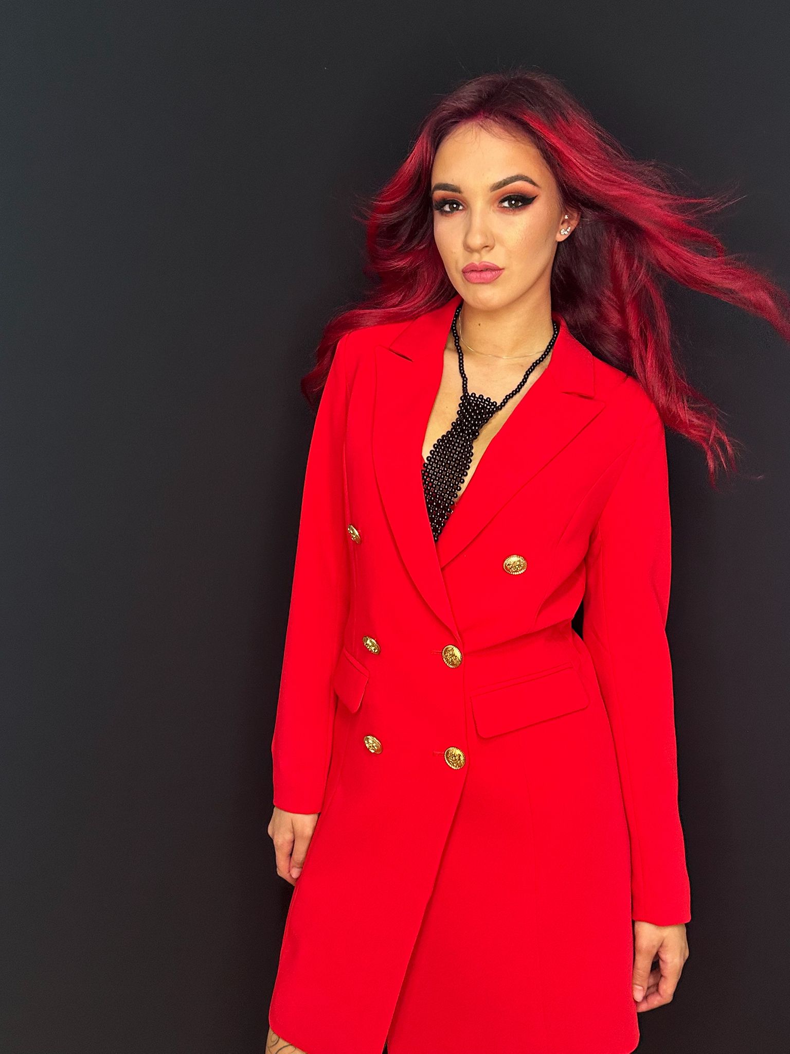 Rochie tip sacou roșie cu nasturi aurii – eleganță și rafinament Diva Exclusive