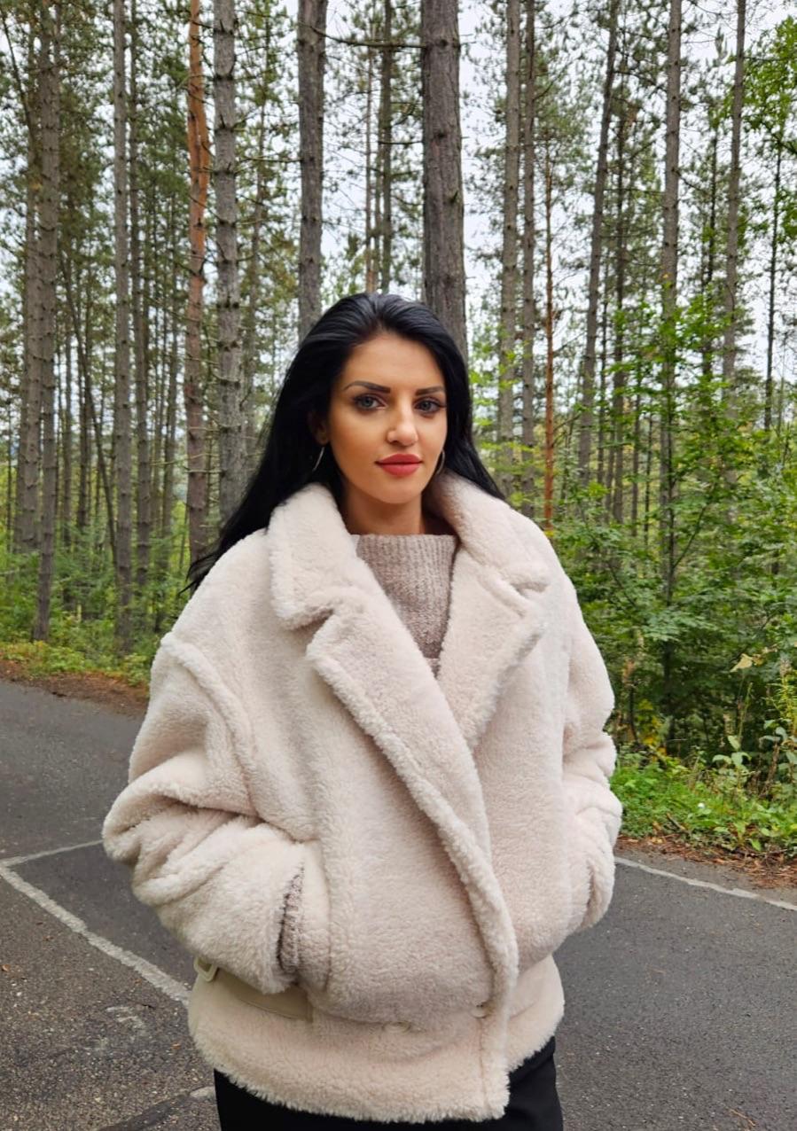 Blăniță tip cojoc crem oversize – călduroasă și elegantă pentru ținute casual-chic