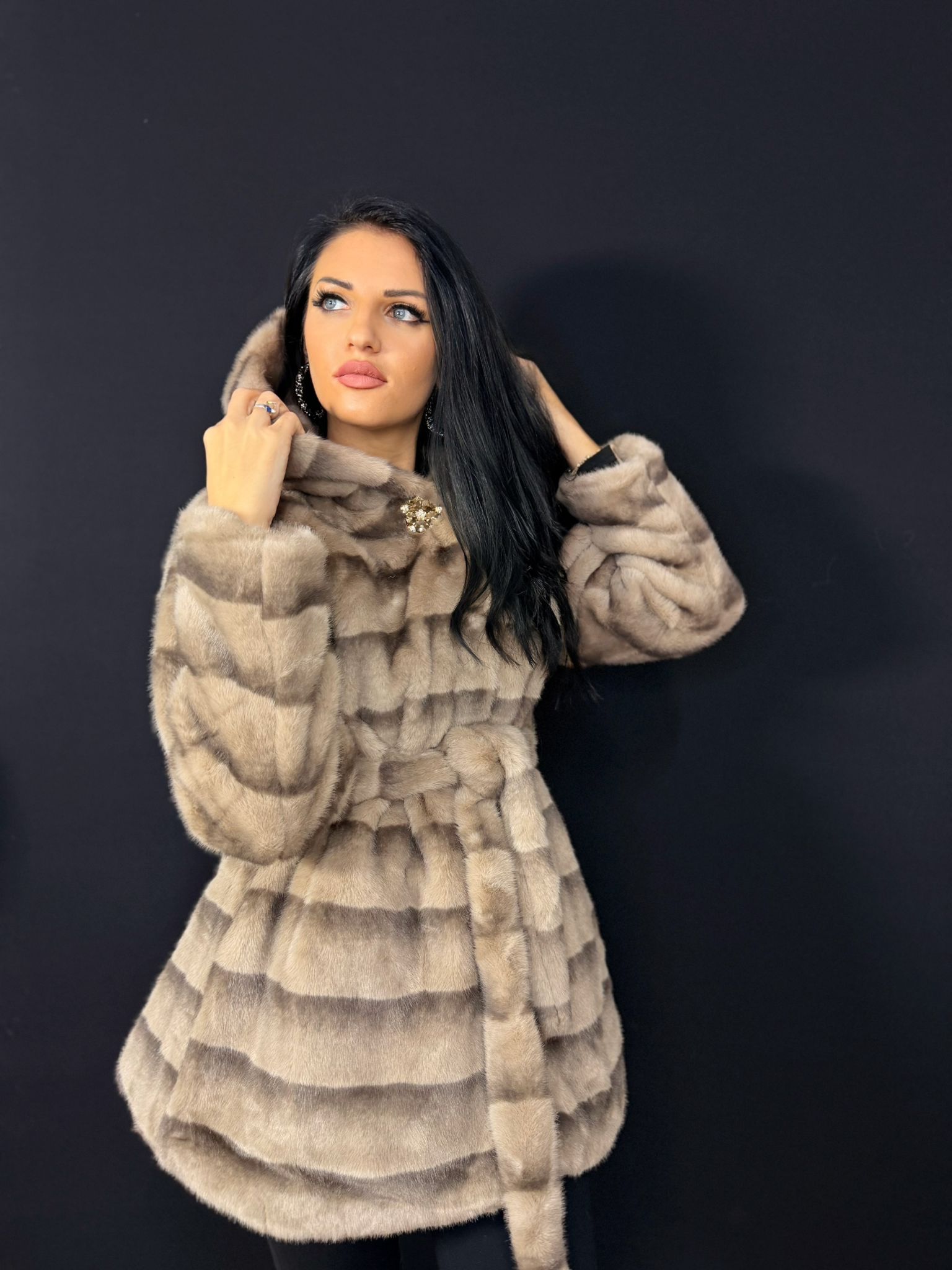Blăniță scurtă maro elegantă – piesă de lux din colecția Diva Exclusive Fashion