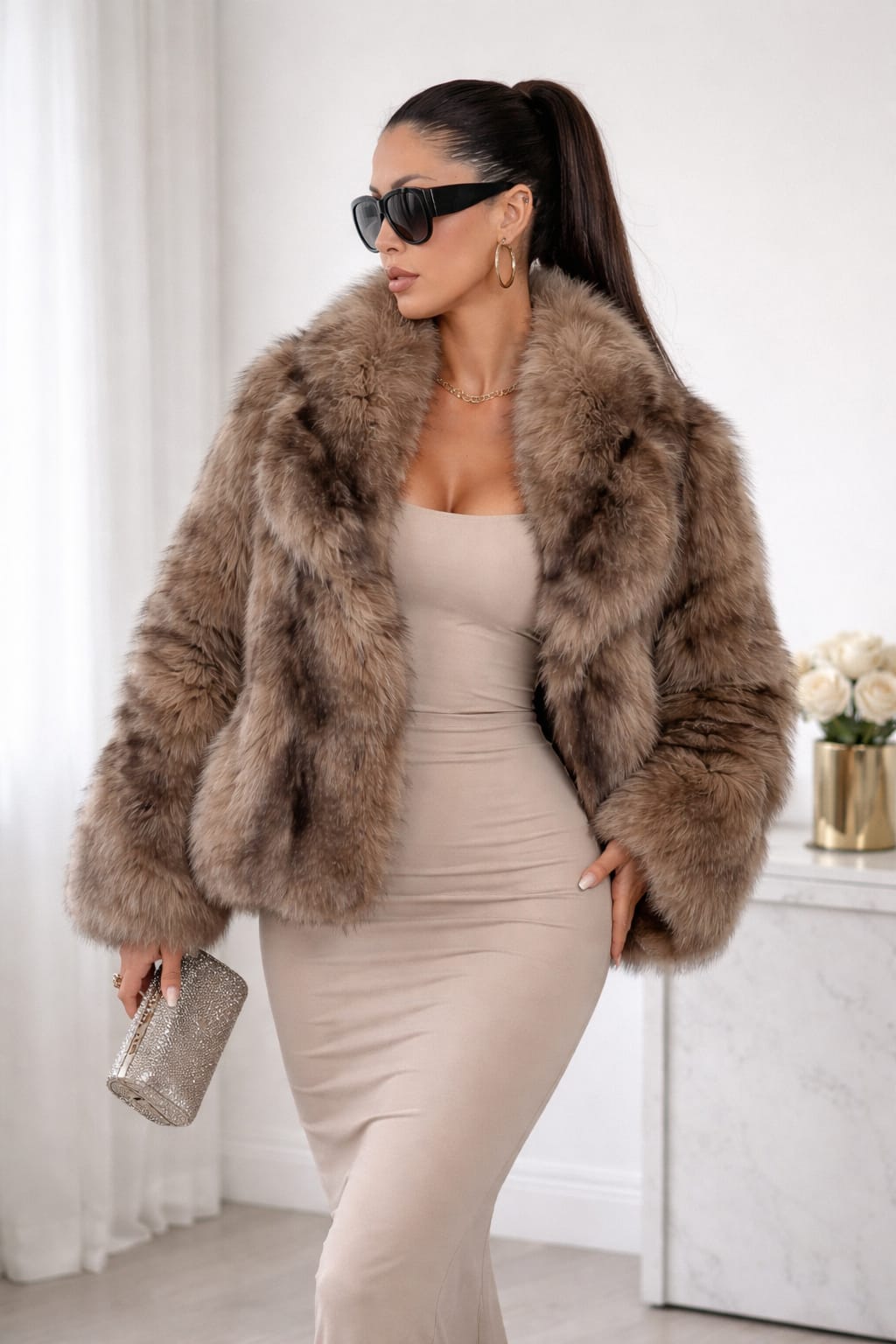 Blăniță elegantă cu guler pufos – look rafinat pentru toamnă și iarnă