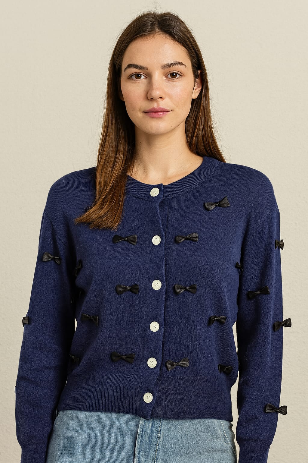 Cardigan maro ciocolatiu cu fundițe decorative – Cardigan elegant cu fundițe din satin
