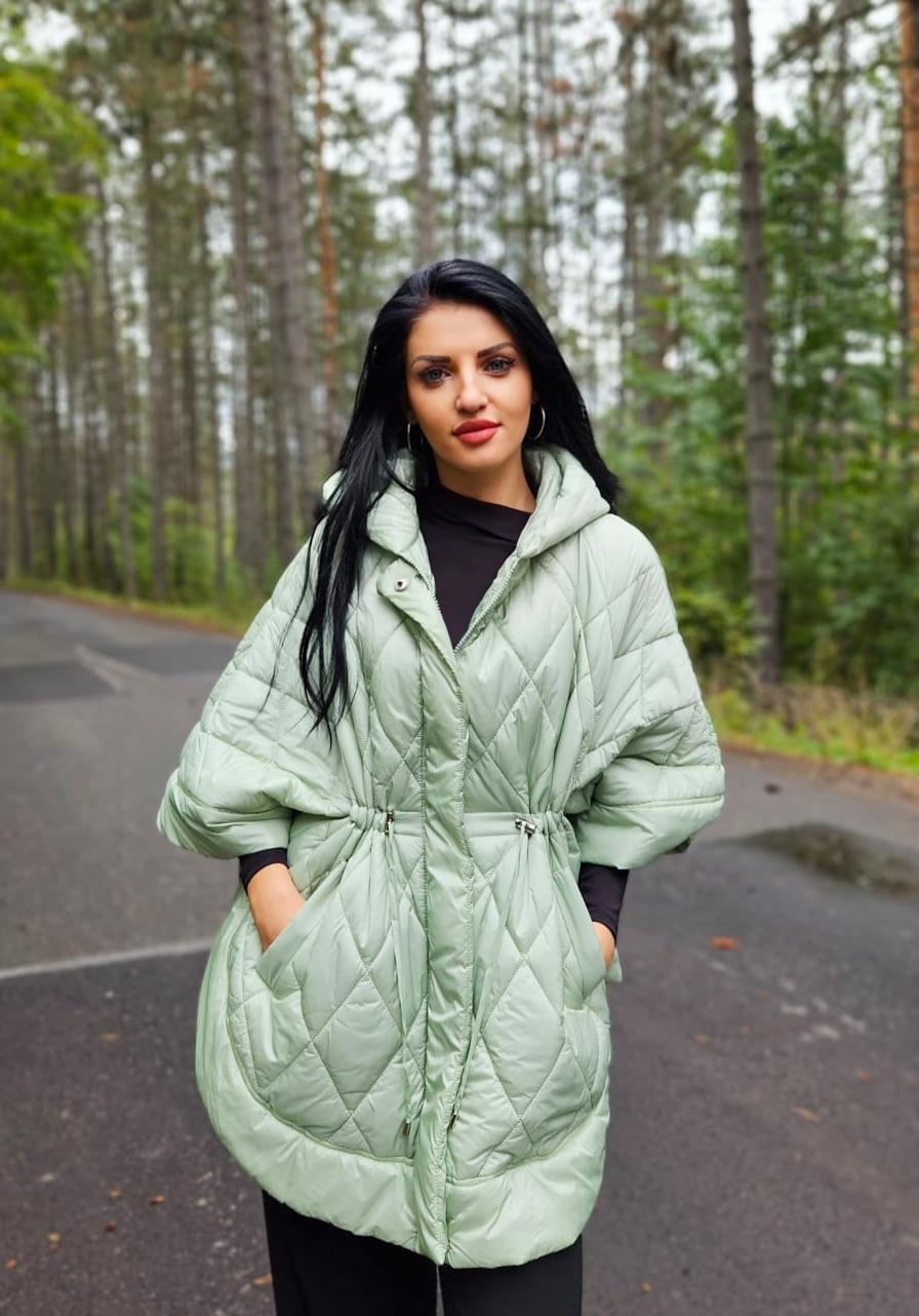 Jachetă matlasată verde cu glugă – model lejer pentru toamnă și iarnă
