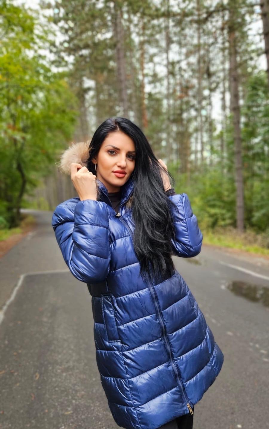 Geacă matlasată albastră cu blăniță naturală detașabilă – confort, stil și eleganță Diva Exclusive