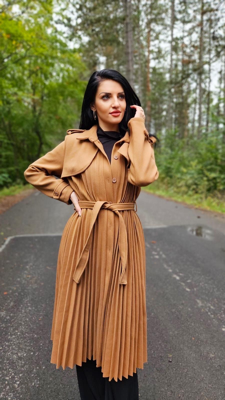 Palton camel plisat stil retro – eleganță clasică reinterpretată modern | Diva Exclusive Fashion