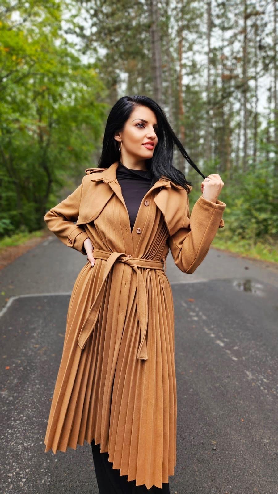 Palton camel plisat stil retro – eleganță clasică reinterpretată modern | Diva Exclusive Fashion - imagine 3
