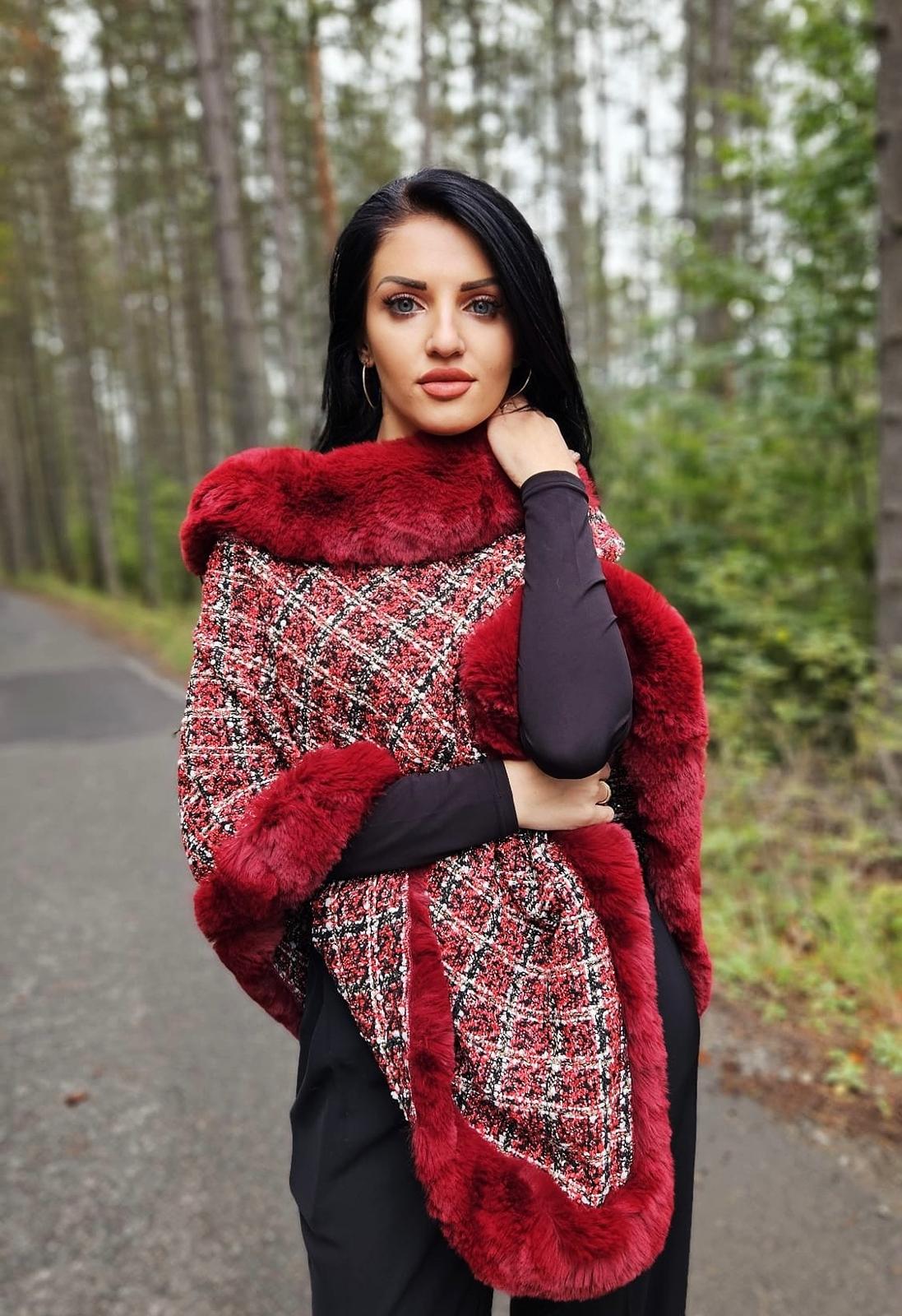Capă cu blăniță bordo – eleganță și rafinament pentru sezonul rece