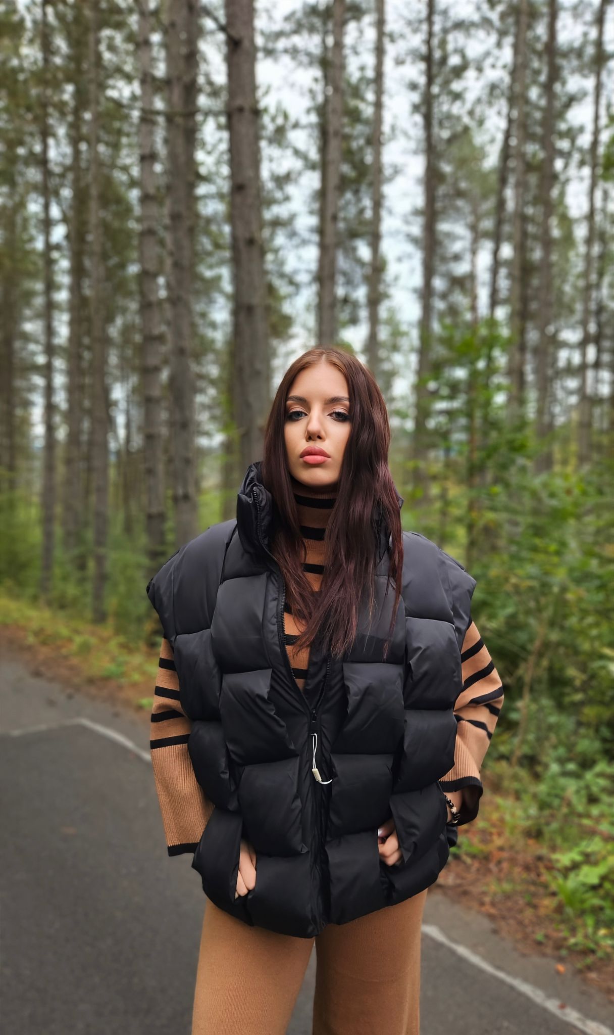 Vestă neagră matlasată oversize pentru ținute casual de toamnă