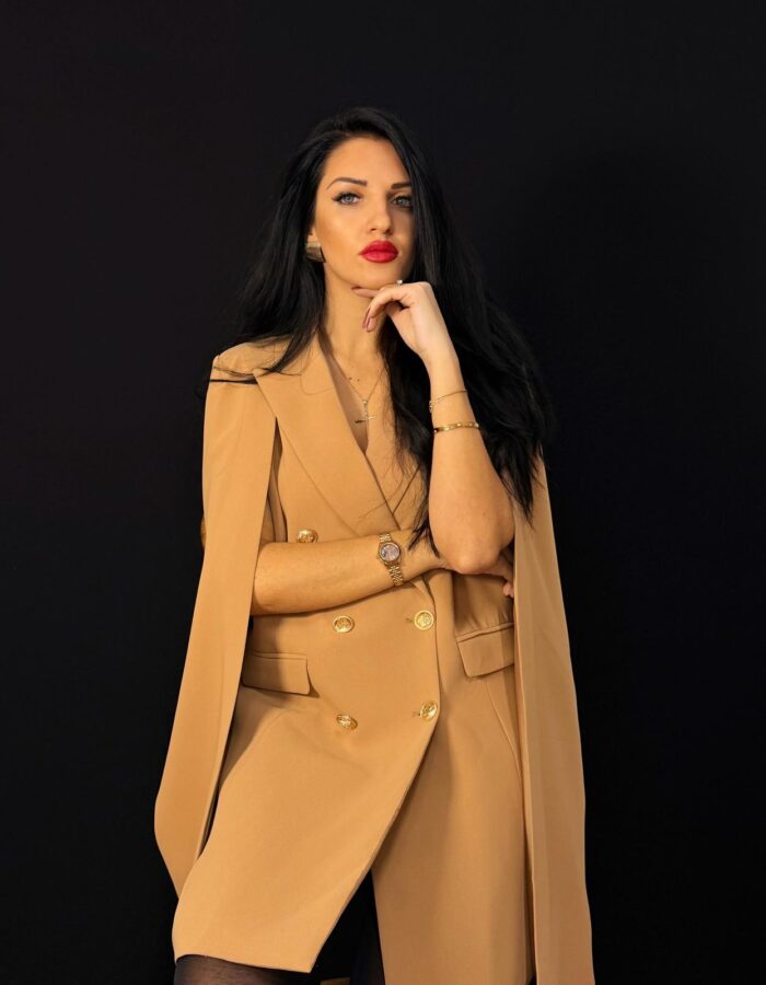Rochie Tip Sacou Camel Este Plăcut La Atingere, Oferind Confort și Libertate De Mișcare. Croiala Este Gândită Să Avantajeze Fiecare Tip De Siluetă.