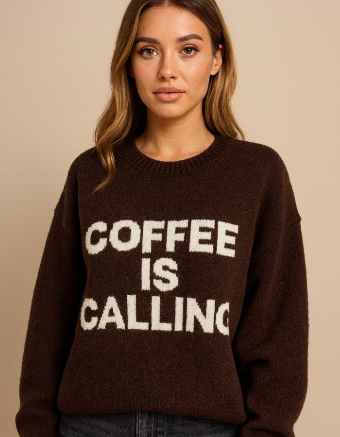 Pulover COFFEE IS CALLING Maro închis Purtat De Model – Diva Exclusive Fashion