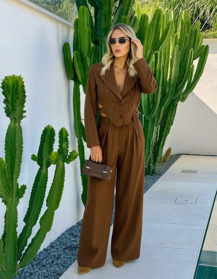 Compleu Office Negru Cu Sacou Scurt și Pantaloni Evazați Eleganți